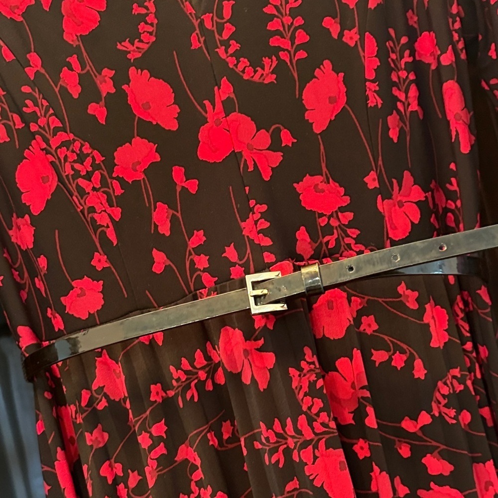 Elegant Red Floral Dress - Picture 2 of 7